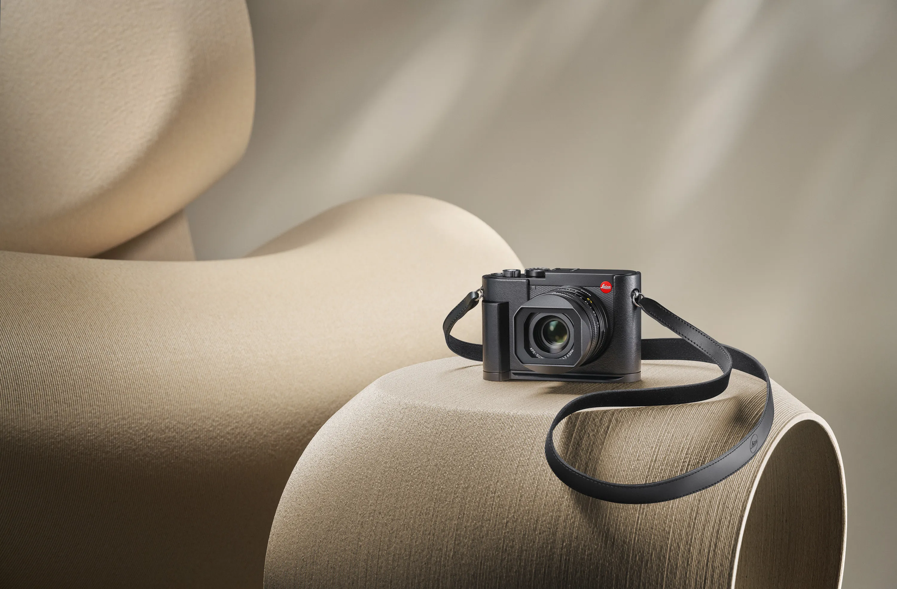 Leica Q3 43 musta lakattu digitaalinen kompaktikamera